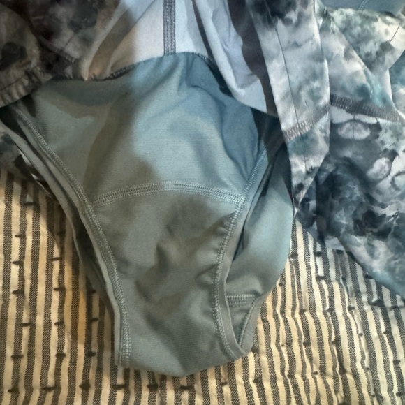 lululemon athletica Blue Athletic Shorts NWOT  sz 4 - Picture 7 of 9